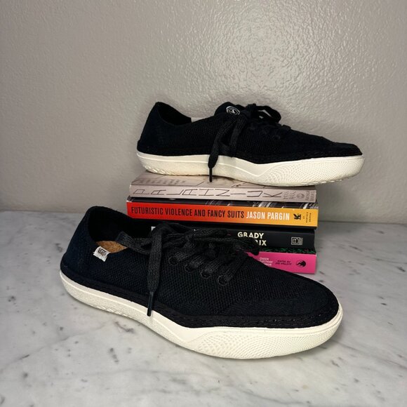 Vans Circle Vee Shoes in Black & Marshmallow - Picture 2 of 7